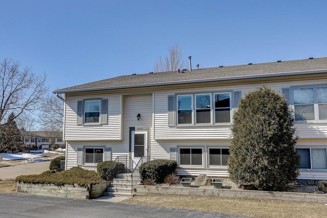 10210 W Parkedge Cir, Franklin, WI 53132