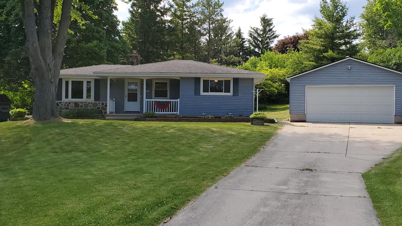 21501 W Woodland Dr, New Berlin, WI 53146