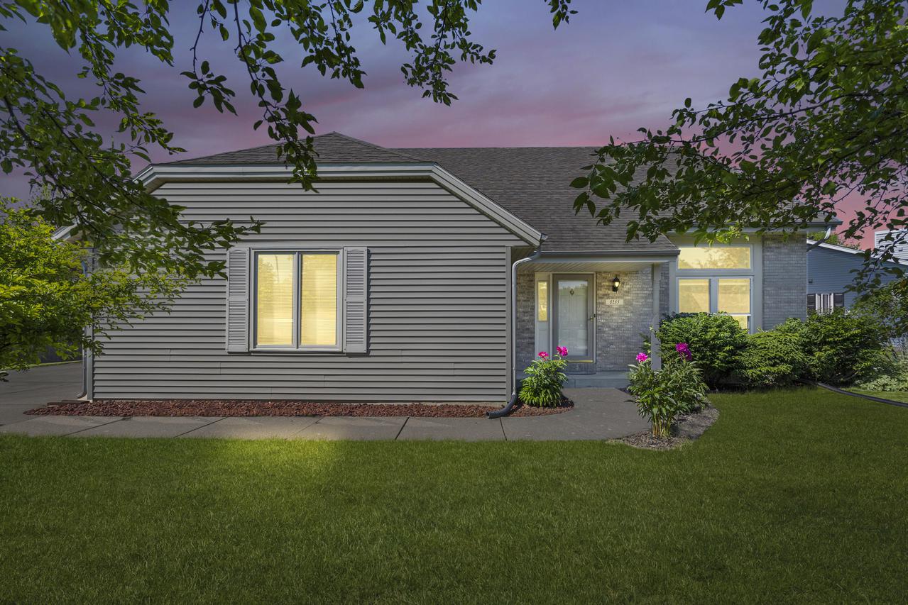 8255 Four Oaks Dr., Franklin, WI 53132