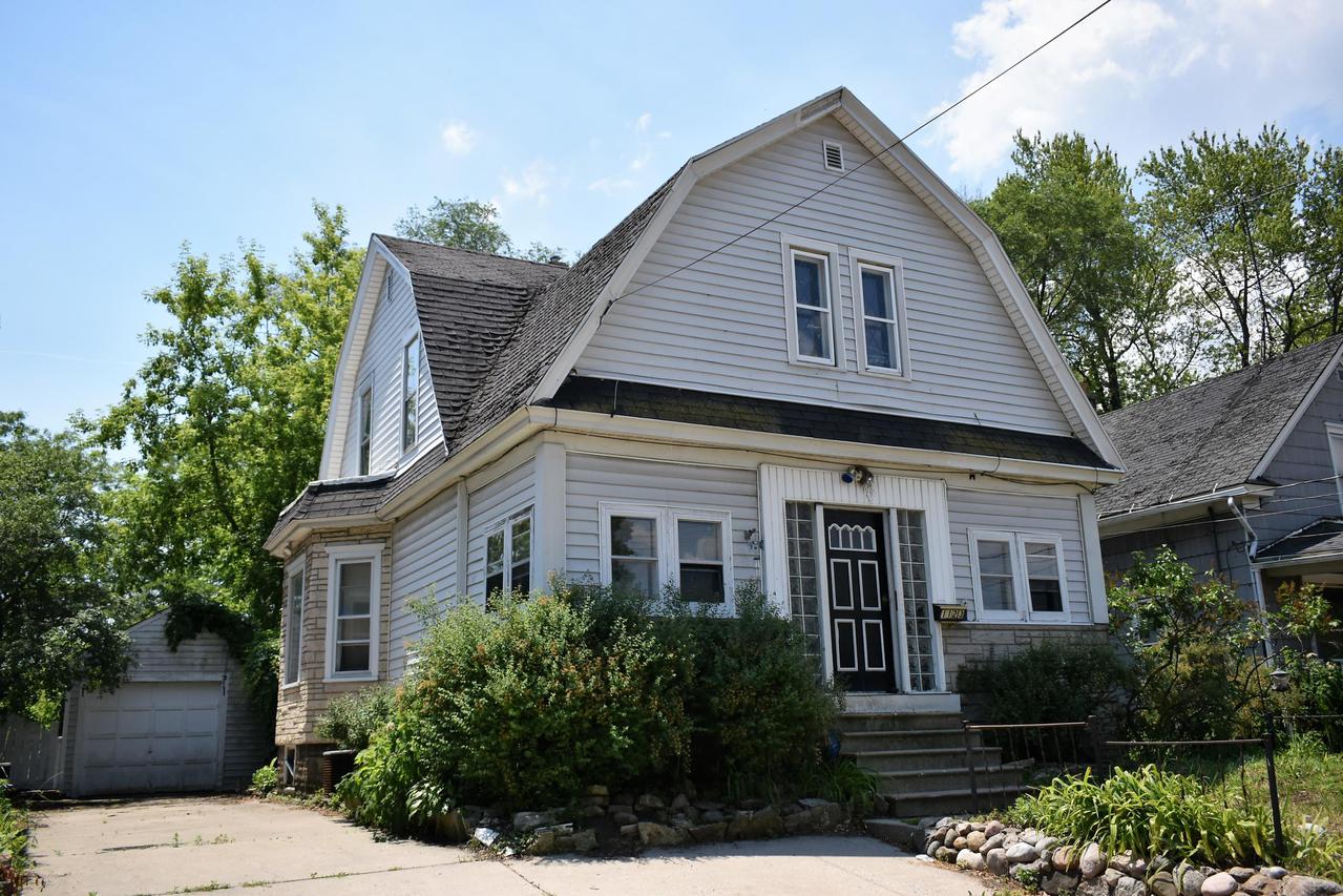 1123 67th St, Kenosha, WI 53143