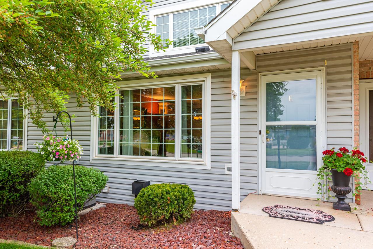 10264 W Whitnall Edge Cir #E, Franklin, WI 53132