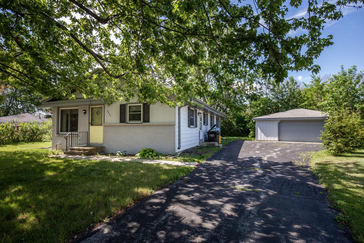 2425 Broadleaf Ct, Caledonia, WI 53402