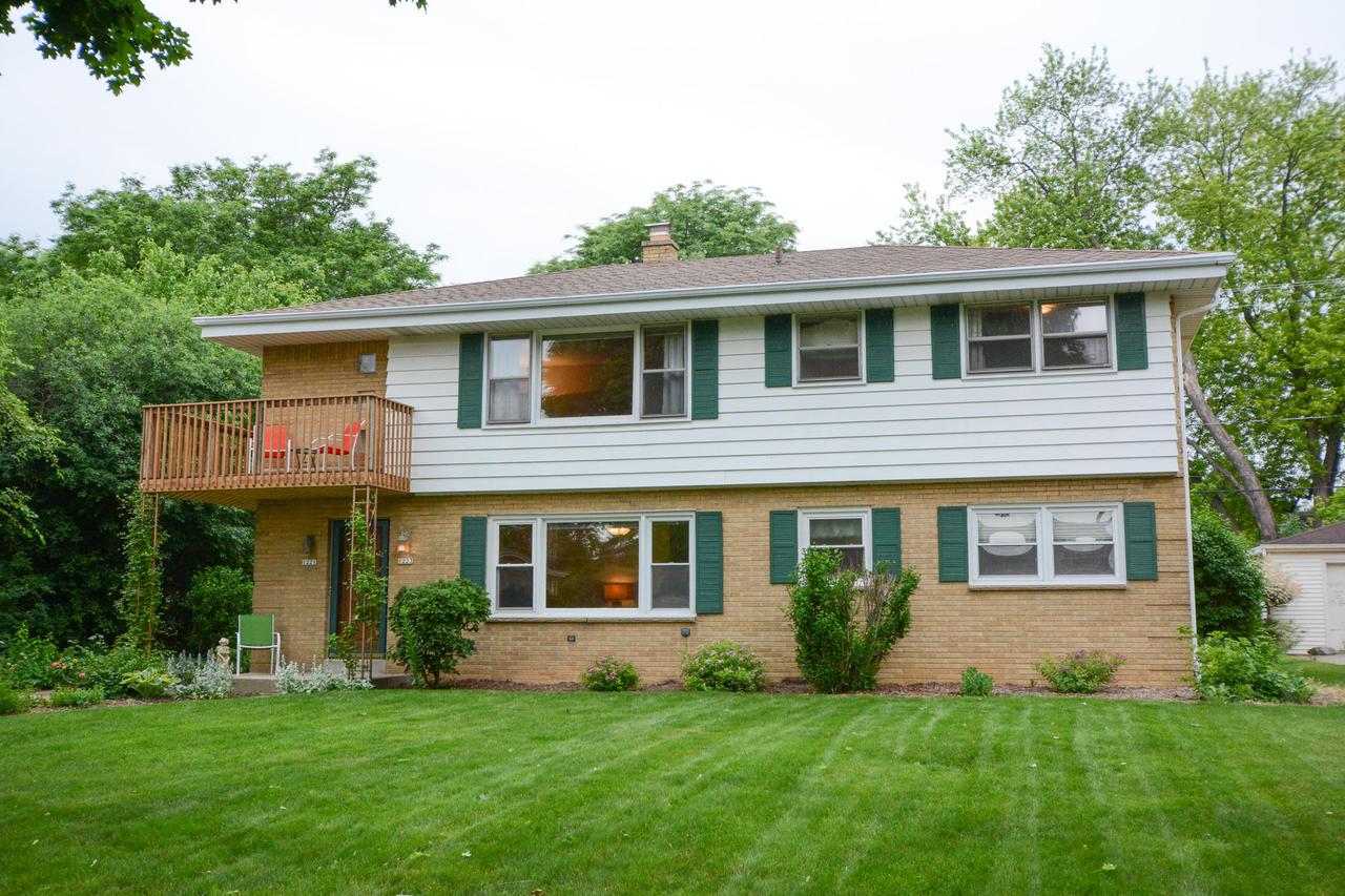 1221 N 116th St #1223, Wauwatosa, WI 53226