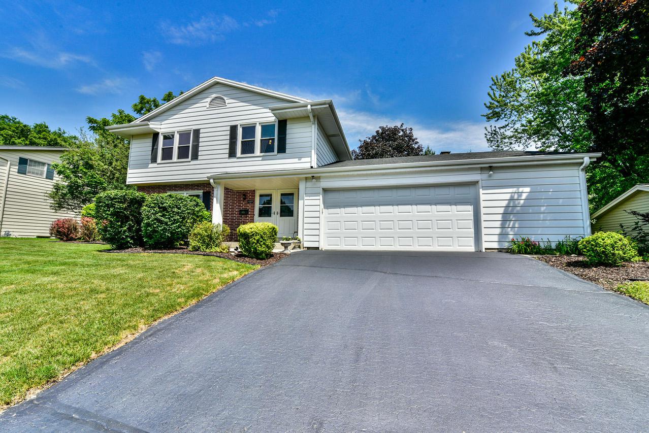1227 Wedgewood Dr., Waukesha, WI 53186