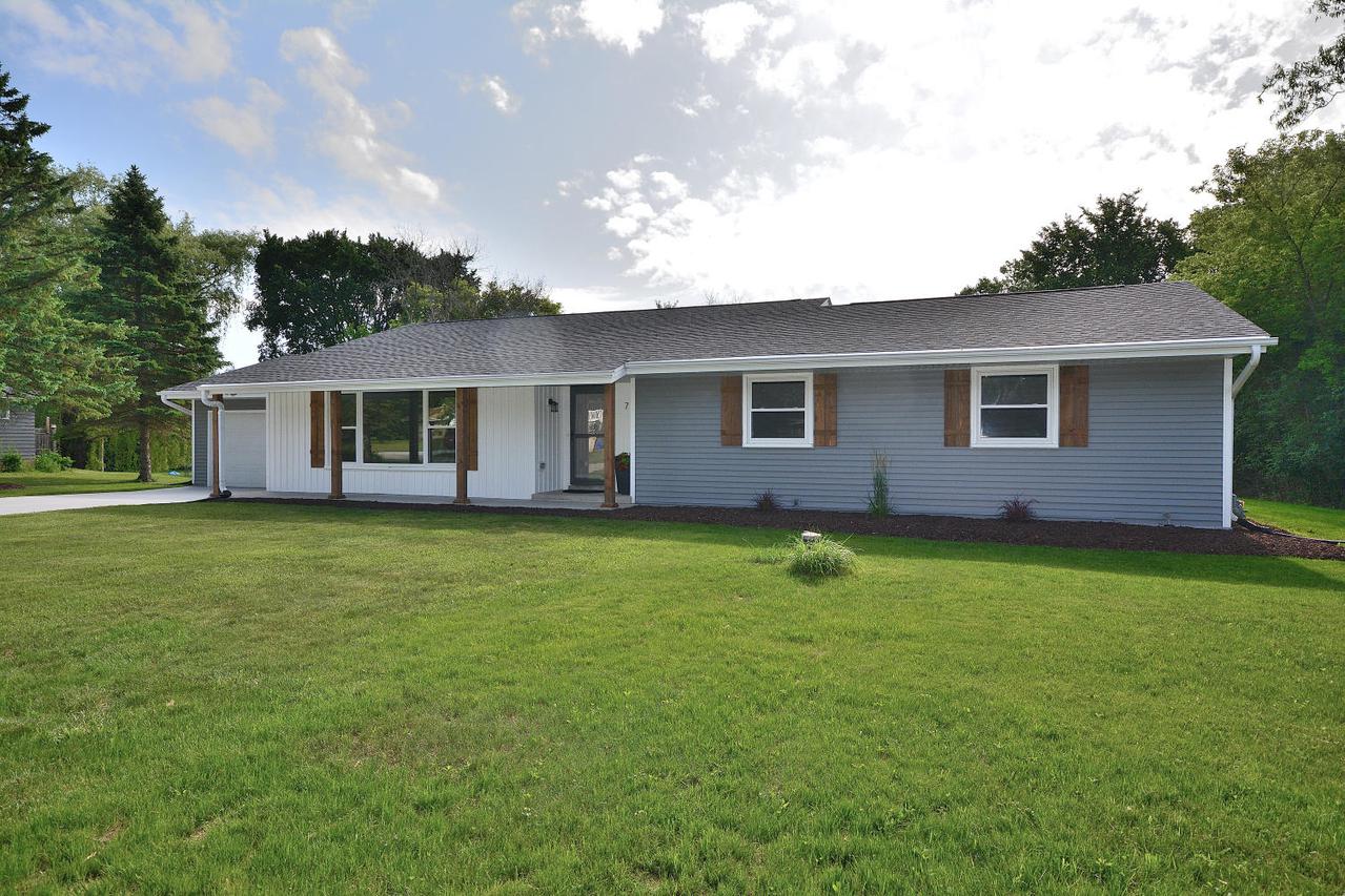 740 Maple Ridge Ln., Brookfield, WI 53045