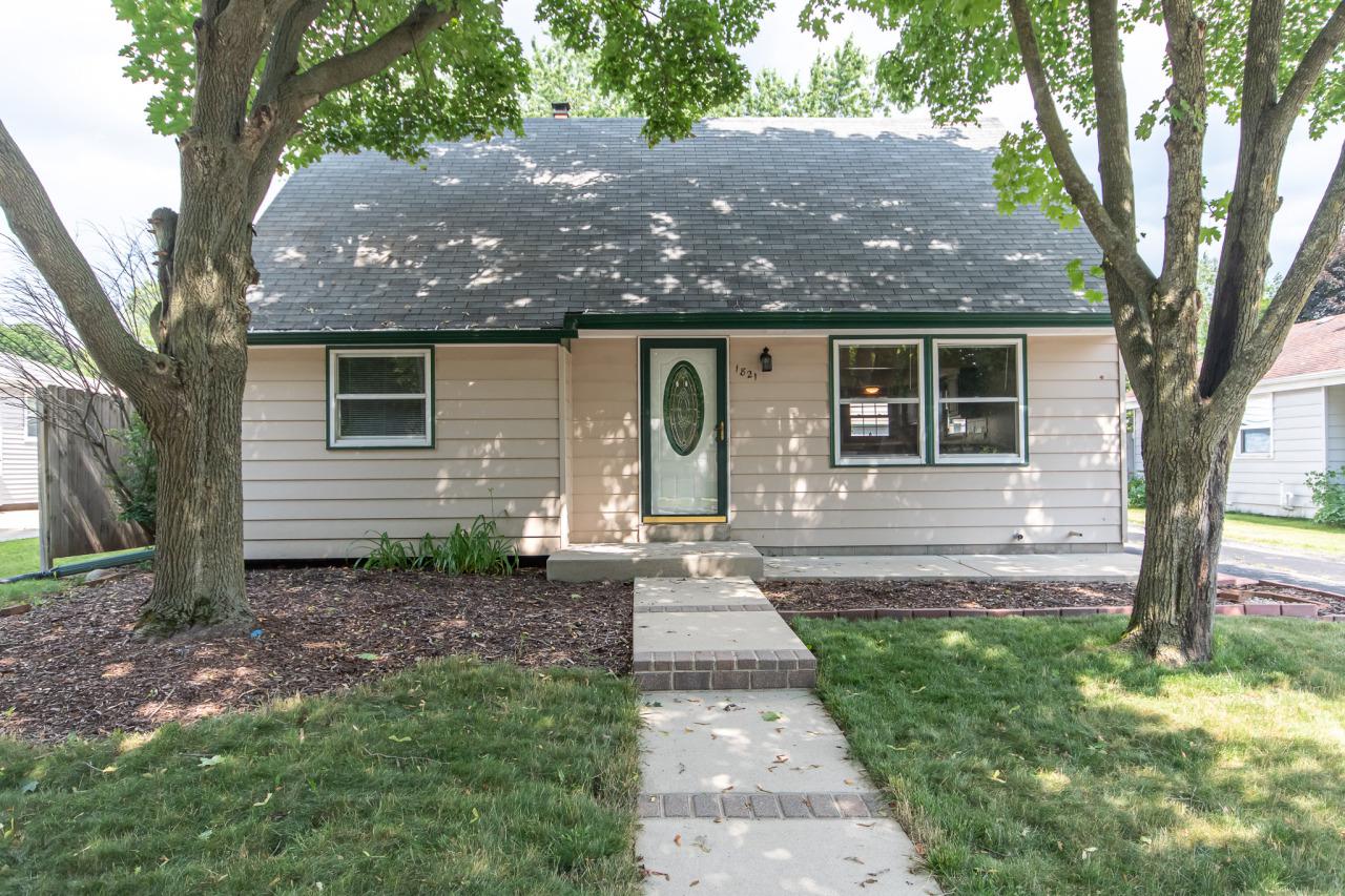 1821 Santa Barbara Dr., Waukesha, WI 53189