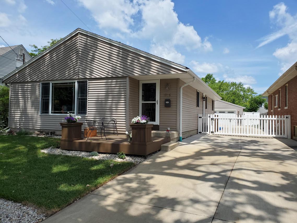 1916 Summit Ave., Waukesha, WI 53188