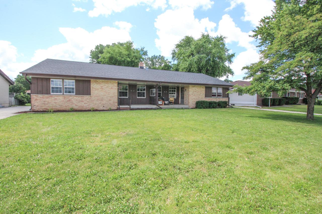 1037 W Sunset Dr #1039, Waukesha, WI 53189