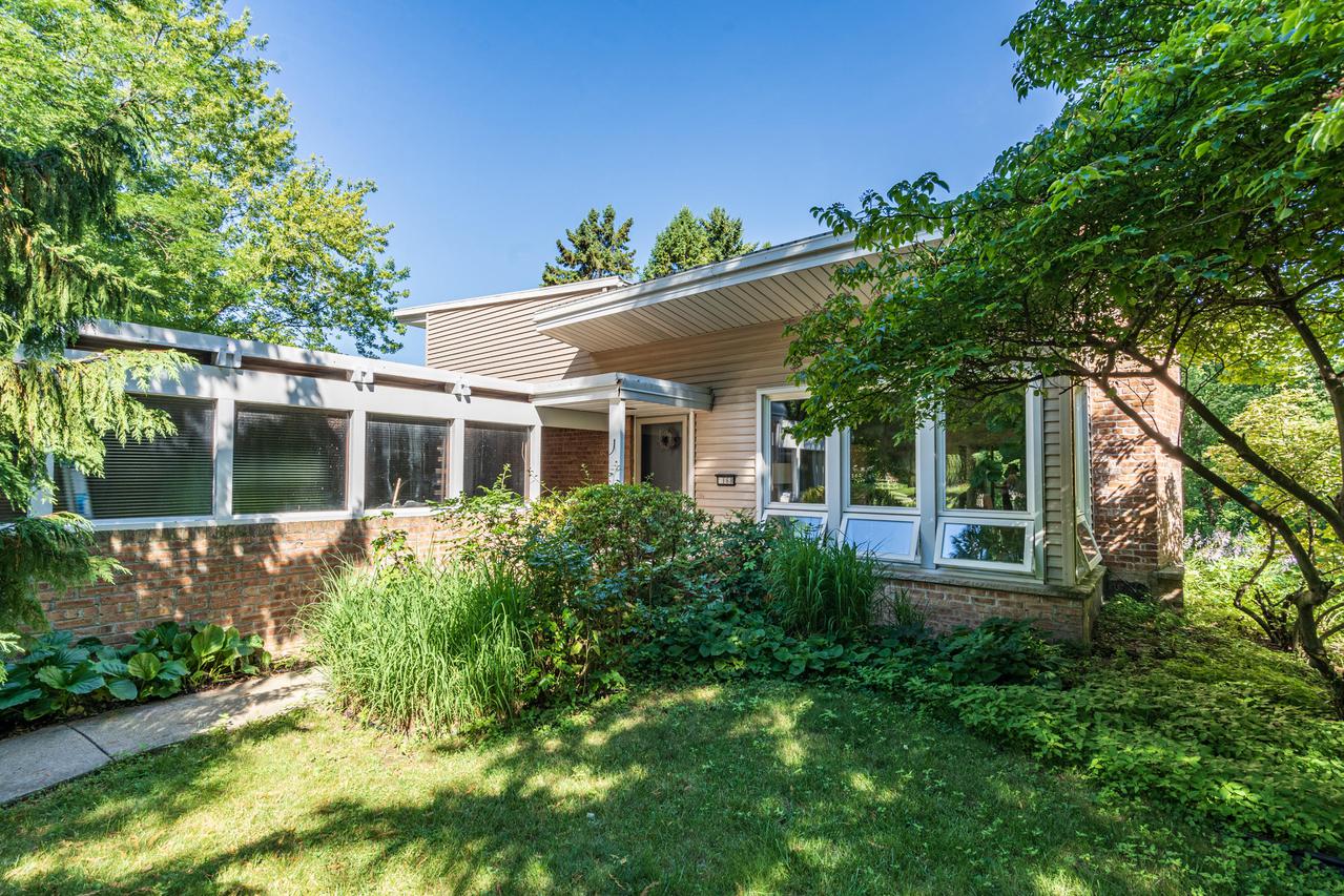 168 E Spooner Rd, Fox Point, WI 53217