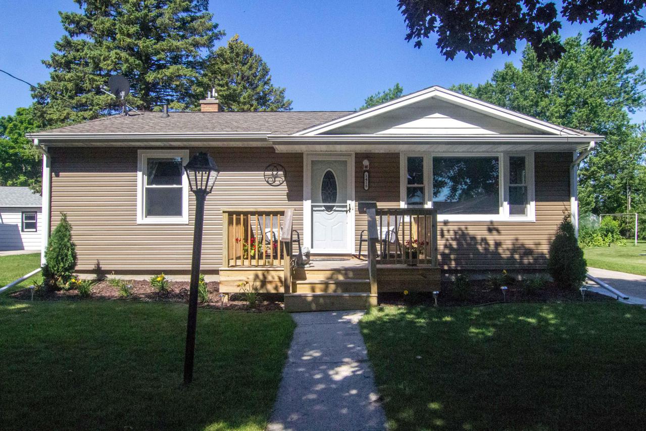 1418 S 25th St., Manitowoc, WI 54220