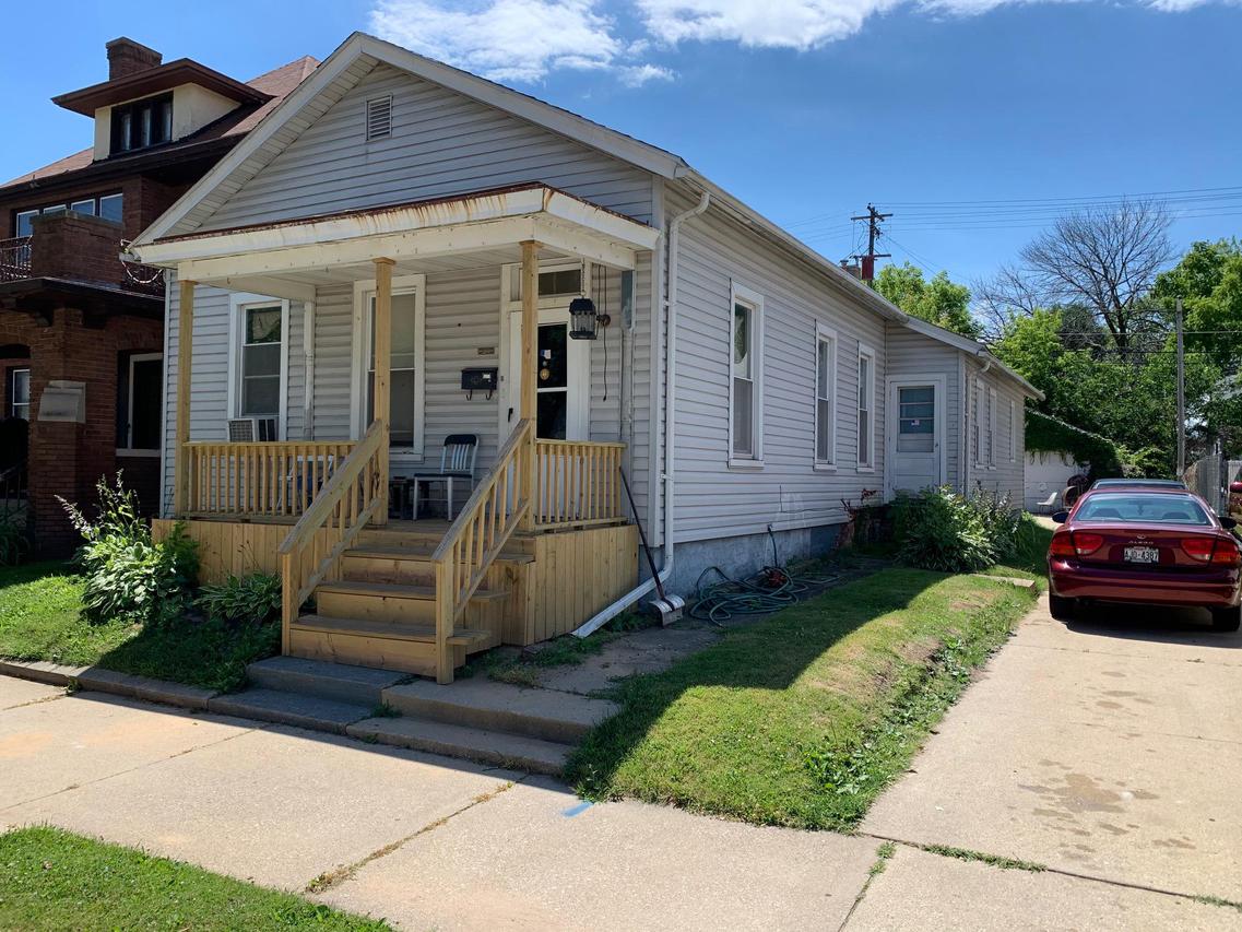 1034 Park Ave, Racine, WI 53403