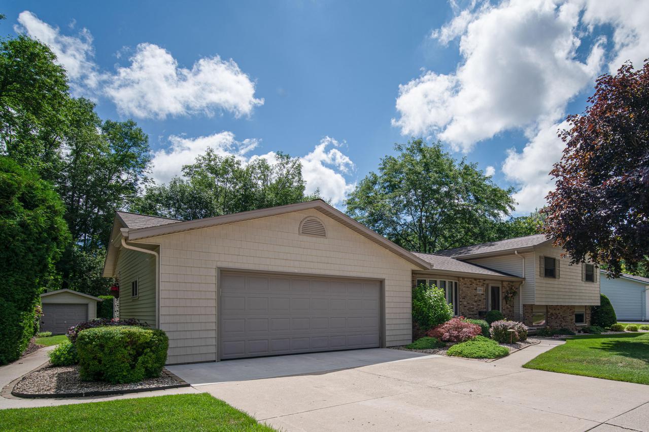 1375 Westwood Ln., Manitowoc, WI 54220