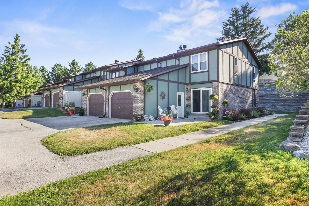 521 Hartridge Dr., Hartland, WI 53029