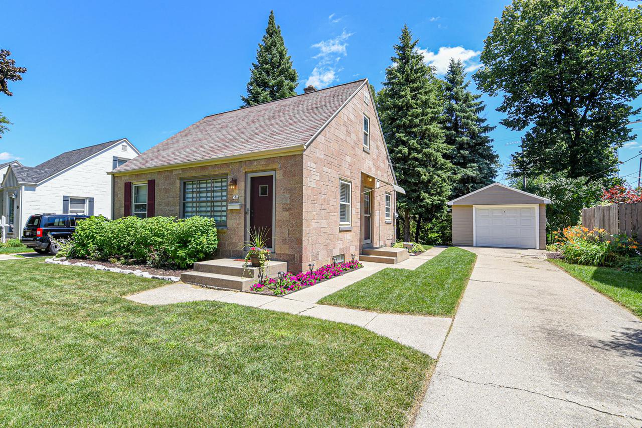 536 N 104th St., Wauwatosa, WI 53226