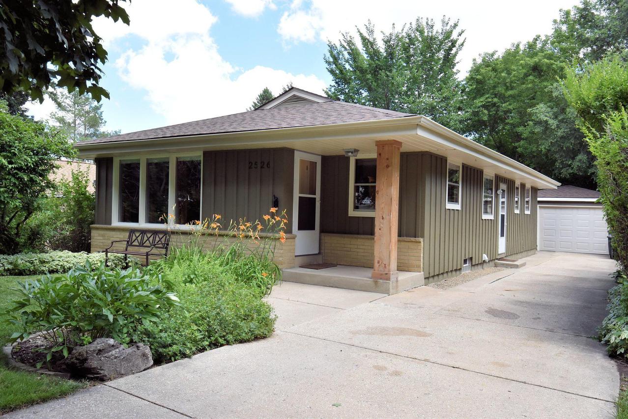 2526 N 114th St, Wauwatosa, WI 53226