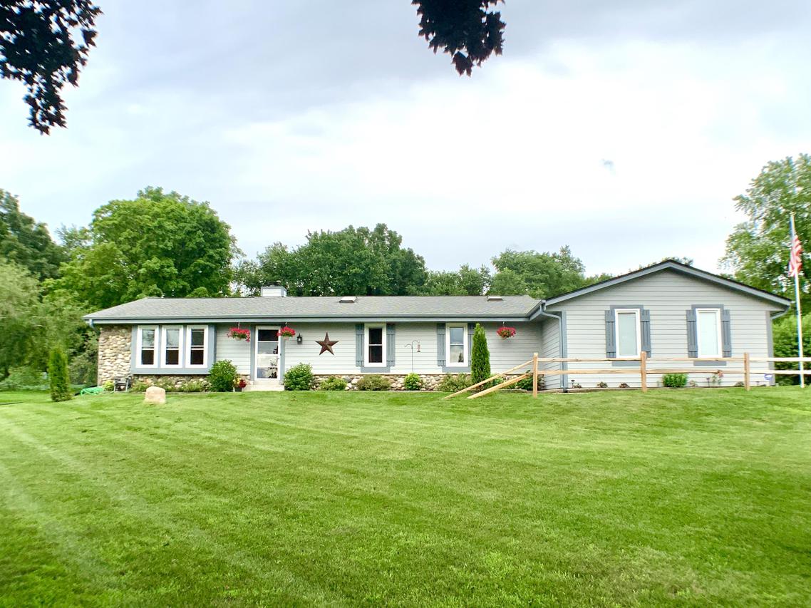 W225S3678 Foxcroft Ln., Waukesha, WI 53189