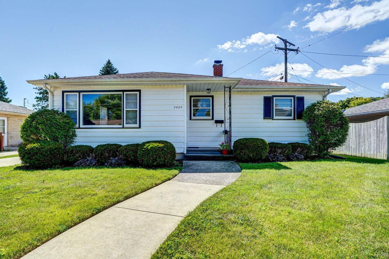 2005 35th Pl, Kenosha, WI 53140