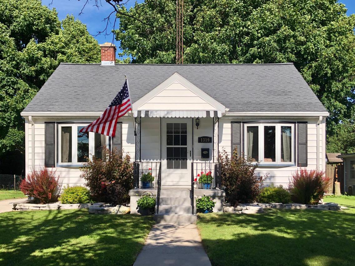 1319 S 18th, Manitowoc, WI 54220