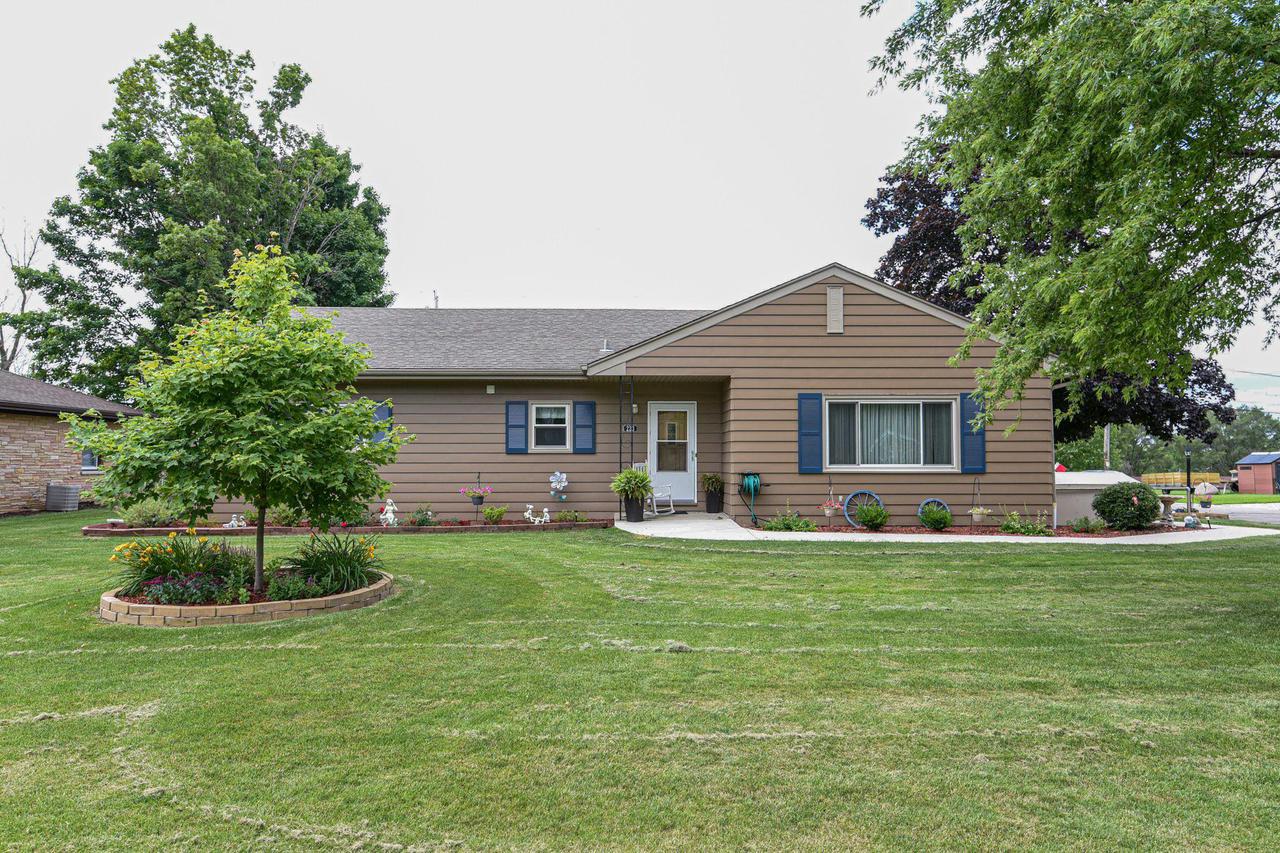 223 Macarthur Dr, Mukwonago, WI 53149
