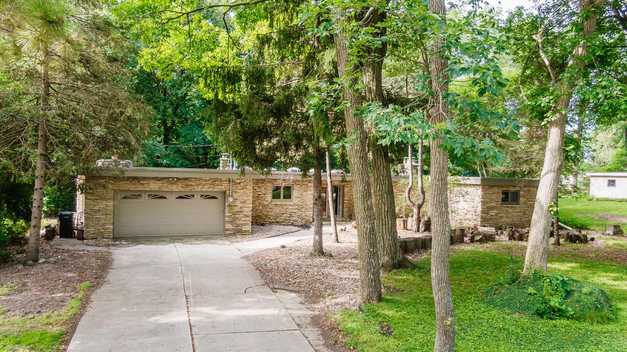 13815 W Robin Tr., New Berlin, WI 53151