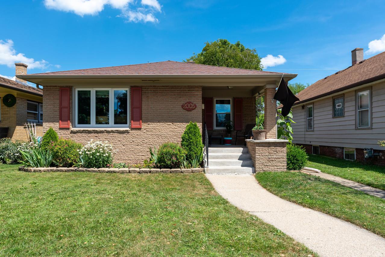 2005 Hickory Grove Ave., Racine, WI 53403