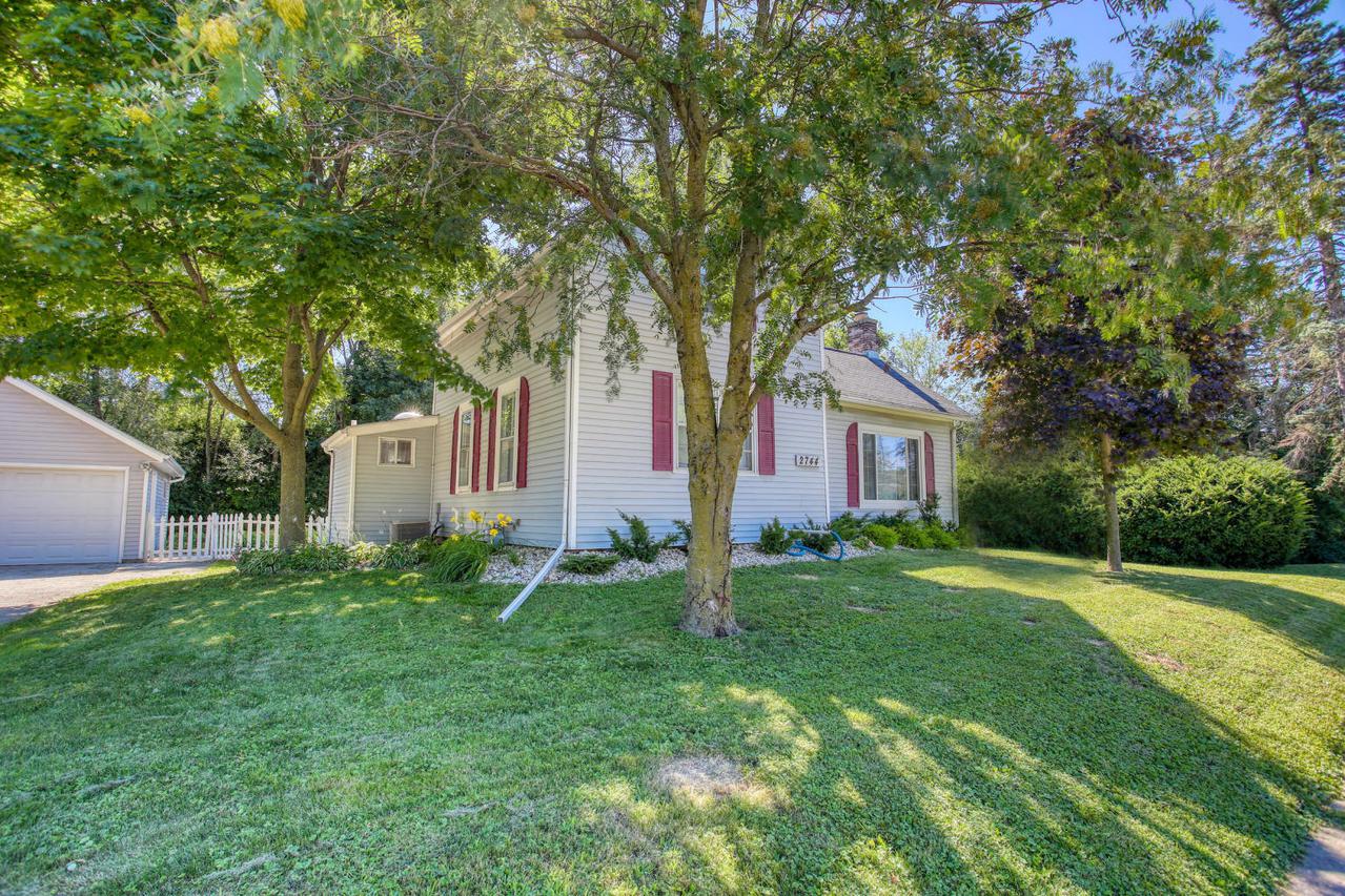 2744 N 124th St, Wauwatosa, WI 53222