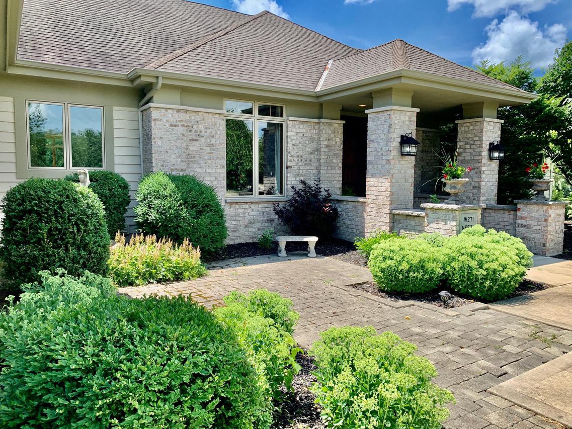 W271N5535 Jessica Dr., Pewaukee, WI 53072