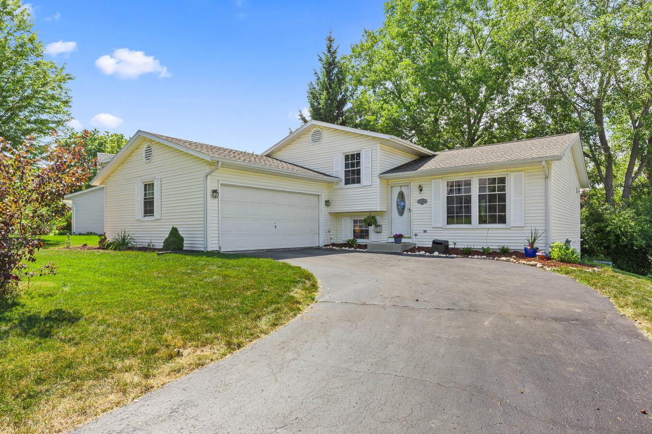 838 Crescent Ln., Hartland, WI 53029