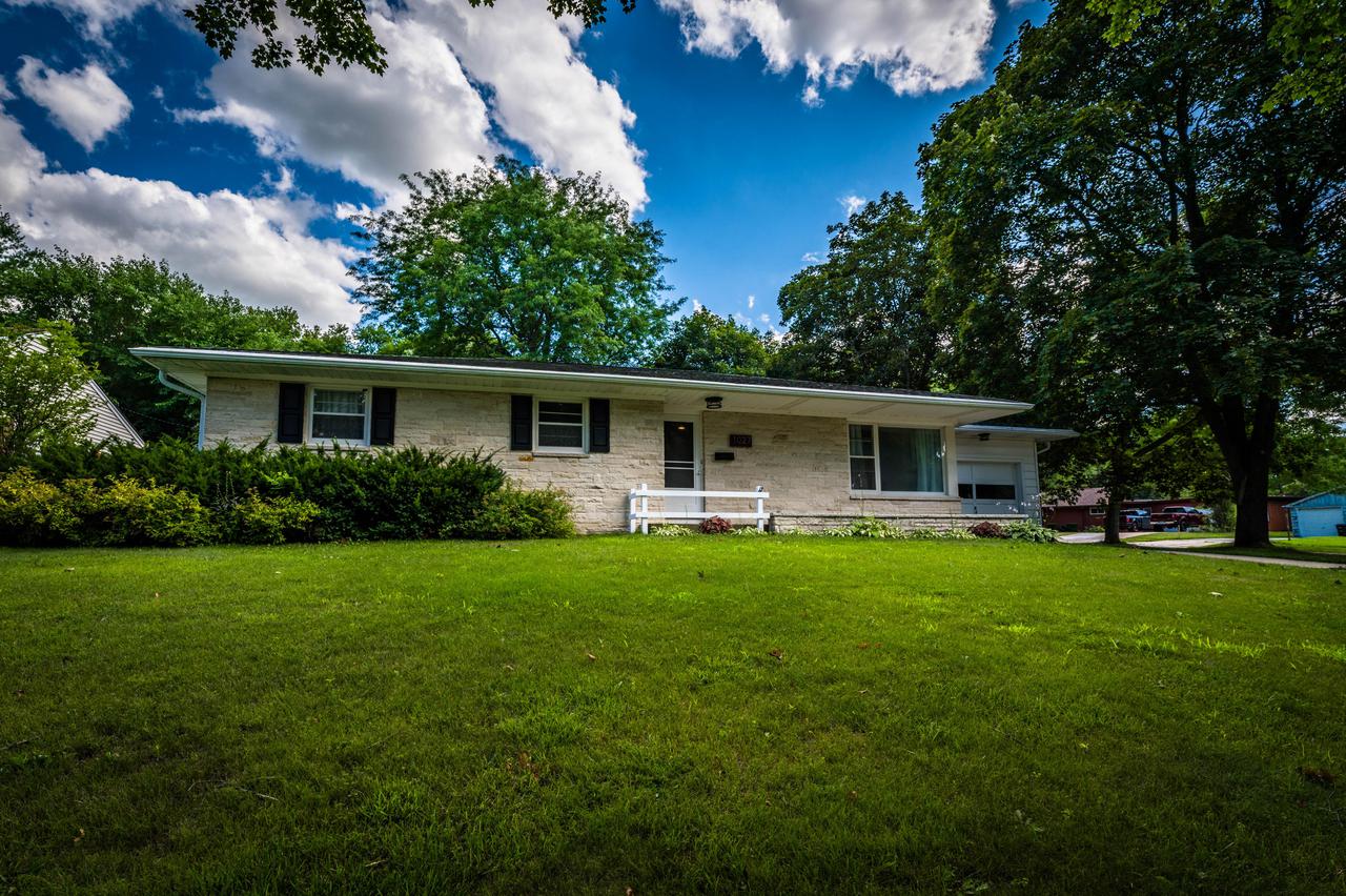 1027 E Wabash Ave, Waukesha, WI 53186