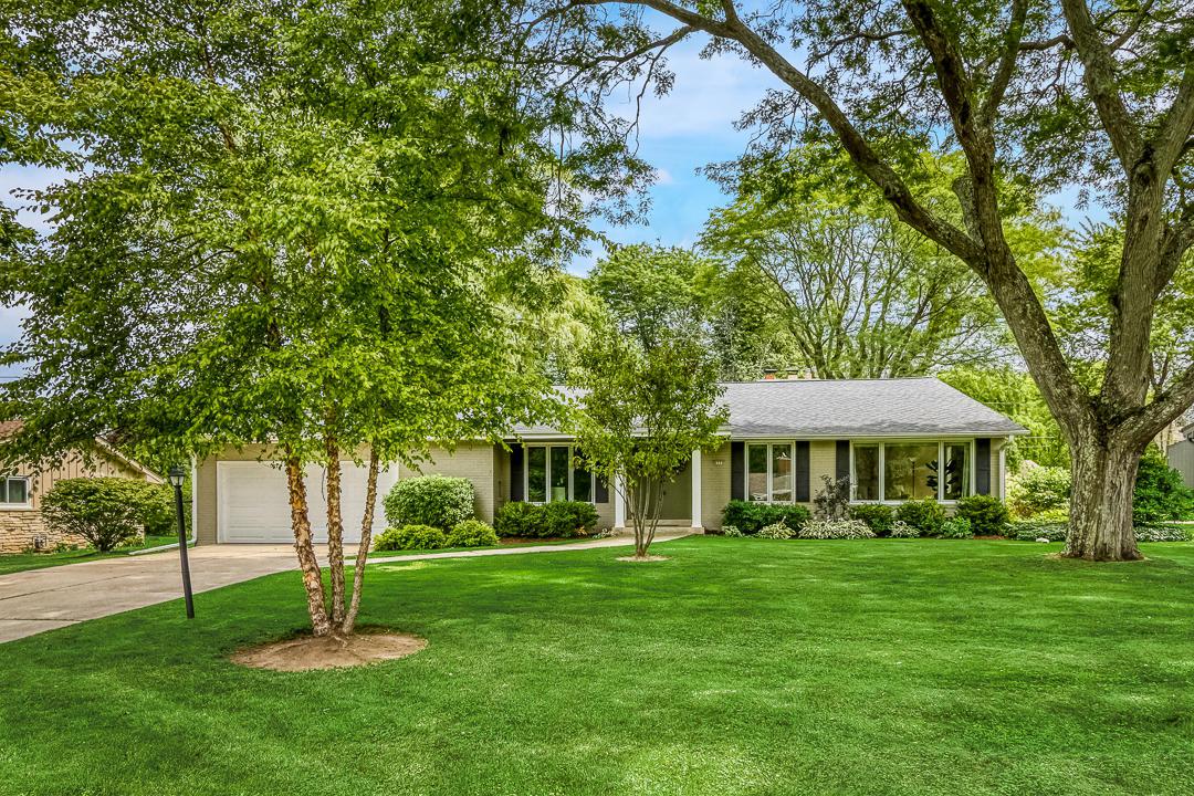 8550 N Fielding, Bayside, WI 53217