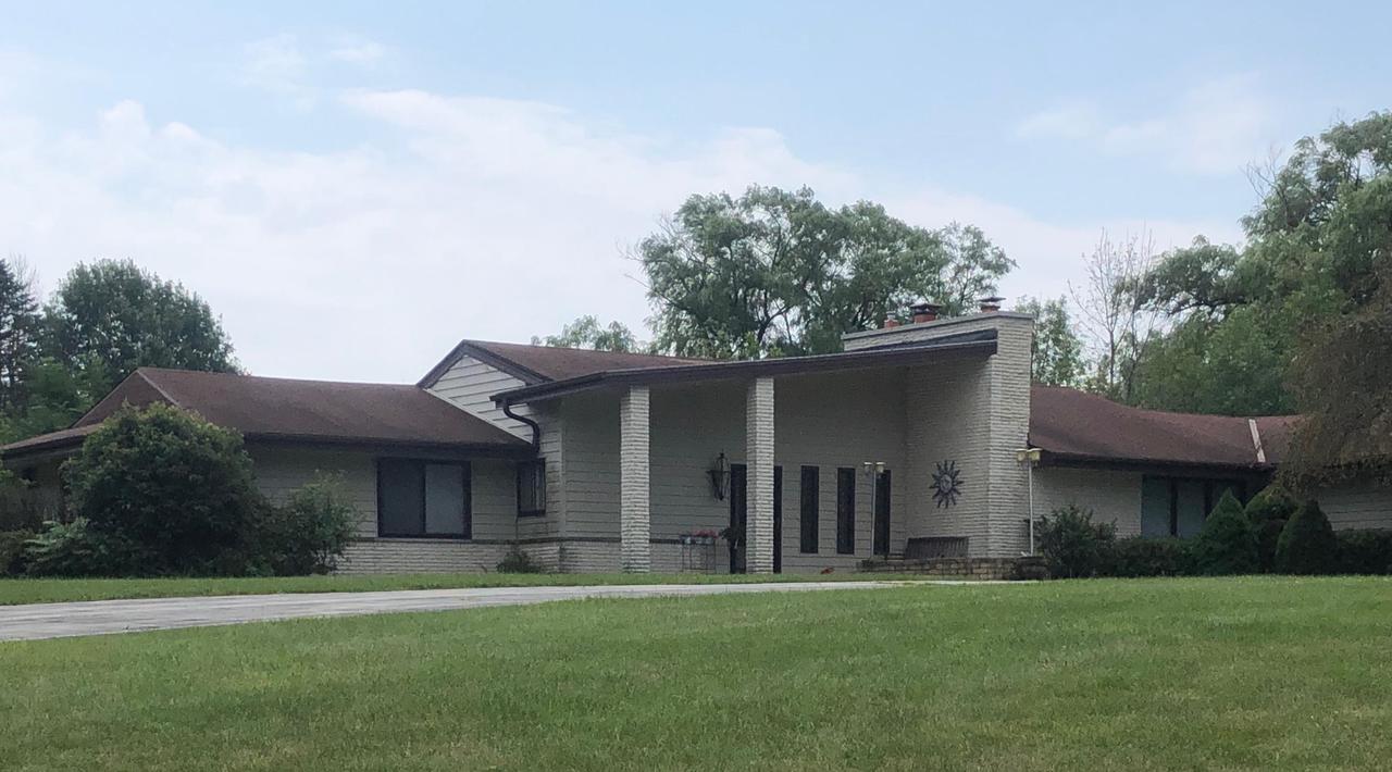 1545 W Cedar Ln, River Hills, WI 53217