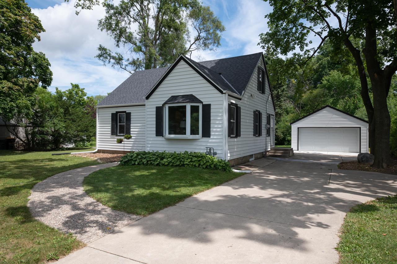 2614 N 112th St., Wauwatosa, WI 53226