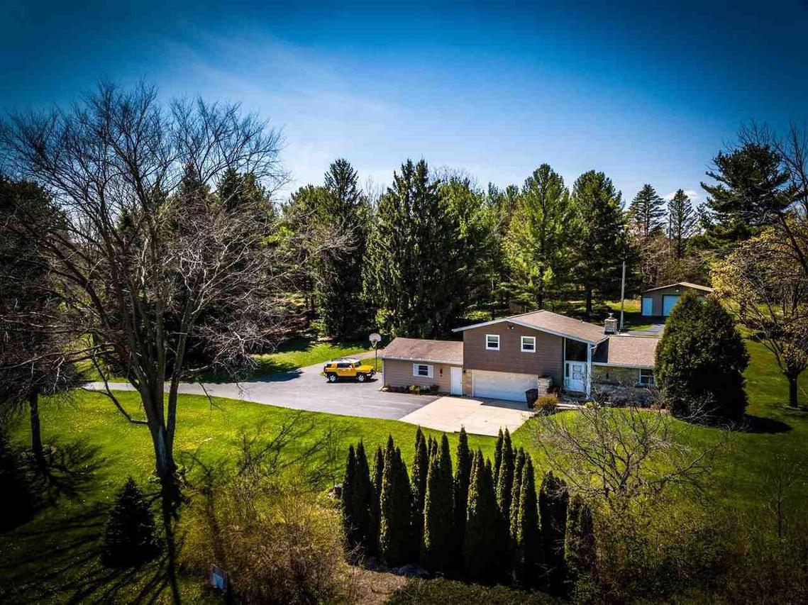S66W30186 County Rd I, Mukwonago, WI 53149