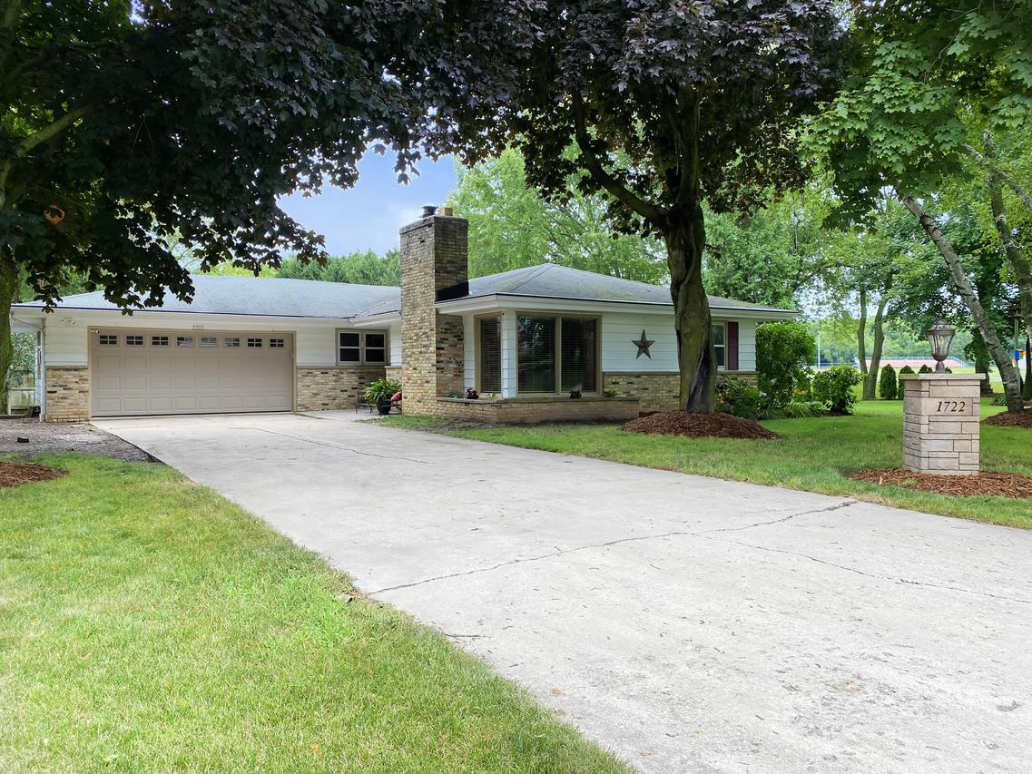 1722 River Knoll Ct., Grafton, WI 53024