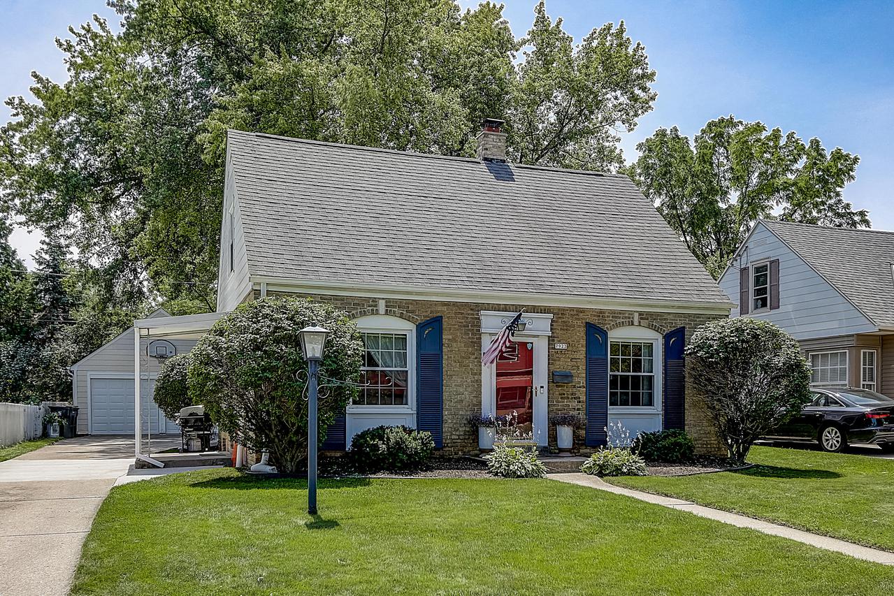 7923 W Eagle St, Wauwatosa, WI 53213