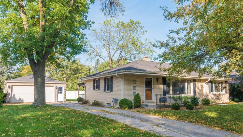 2137 Crestview Ct, Wauwatosa, WI 53226