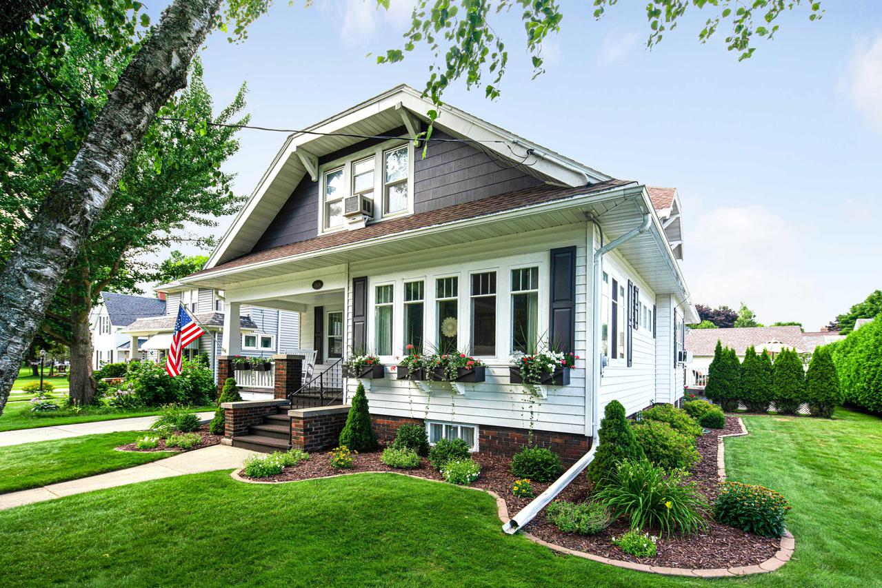 1806 Michigan Ave., Manitowoc, WI 54220