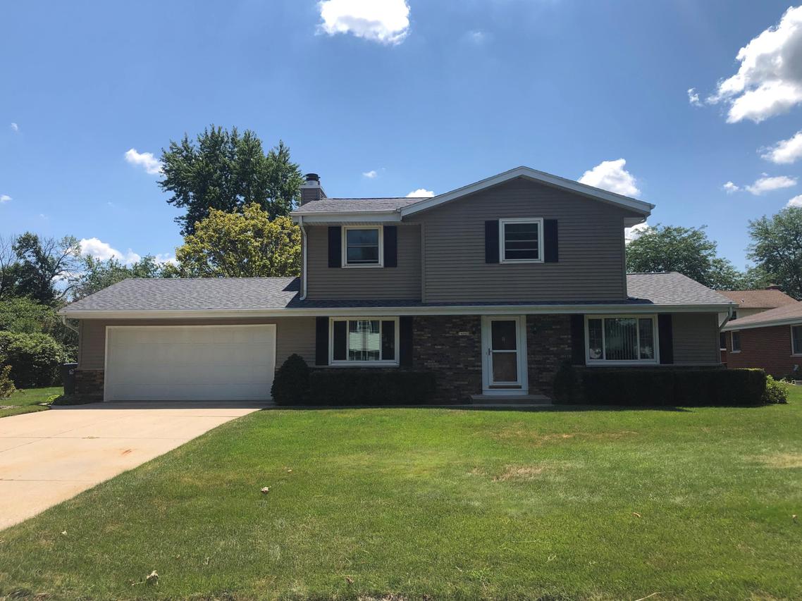 14965 W Kingsway #DR, New Berlin, WI 53151