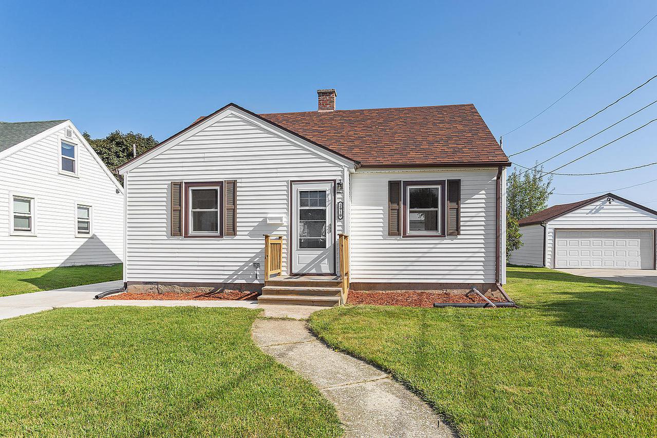 2910 Coolidge Pl., Manitowoc, WI 54220