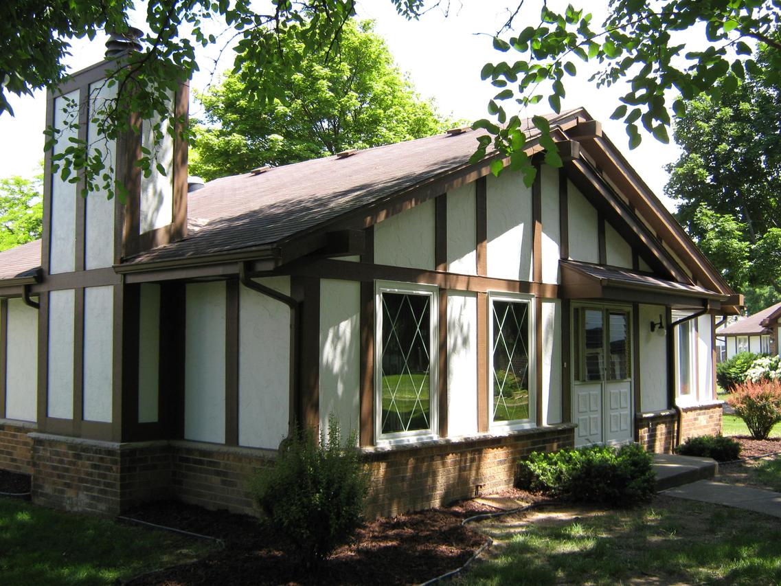 5305 S Somerset Ln, Greenfield, WI 53221