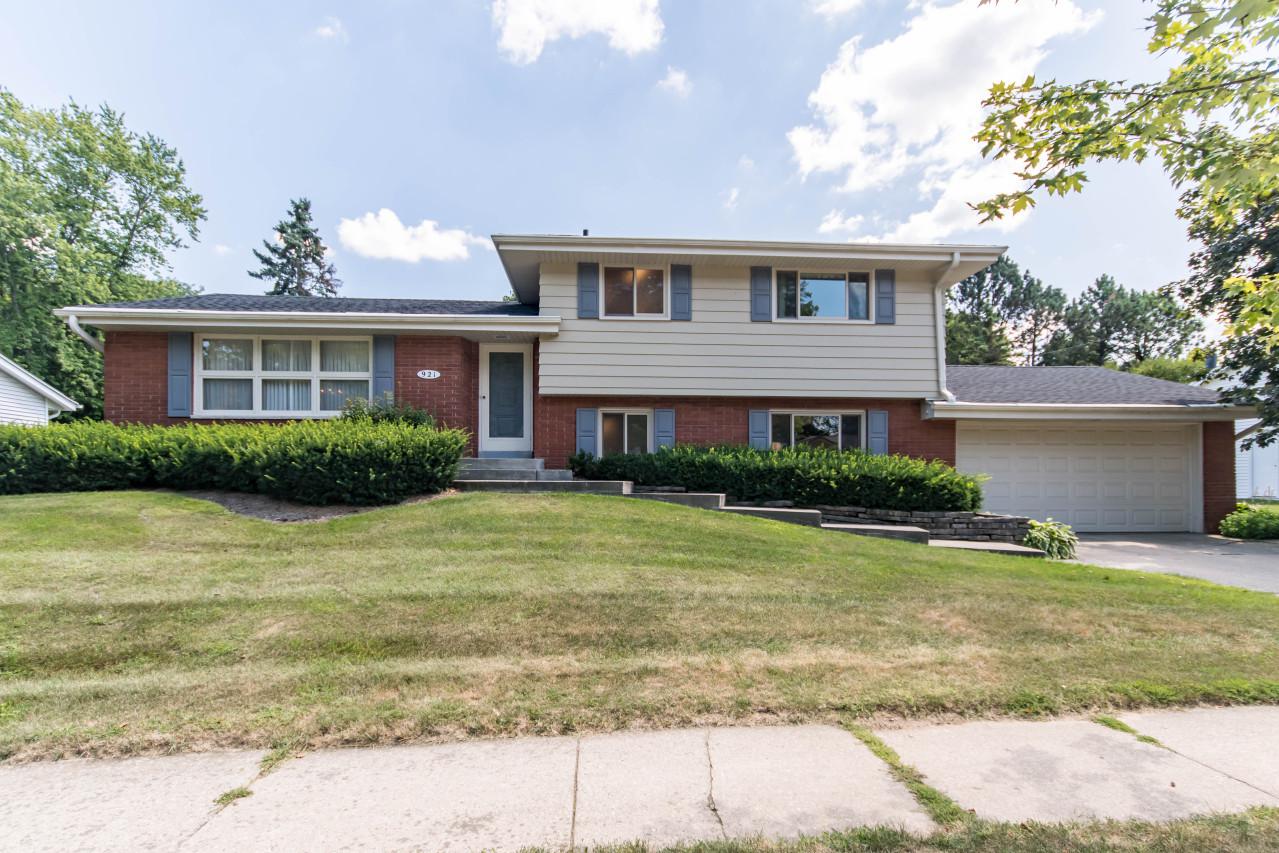 921 Lynne Dr., Waukesha, WI 53186
