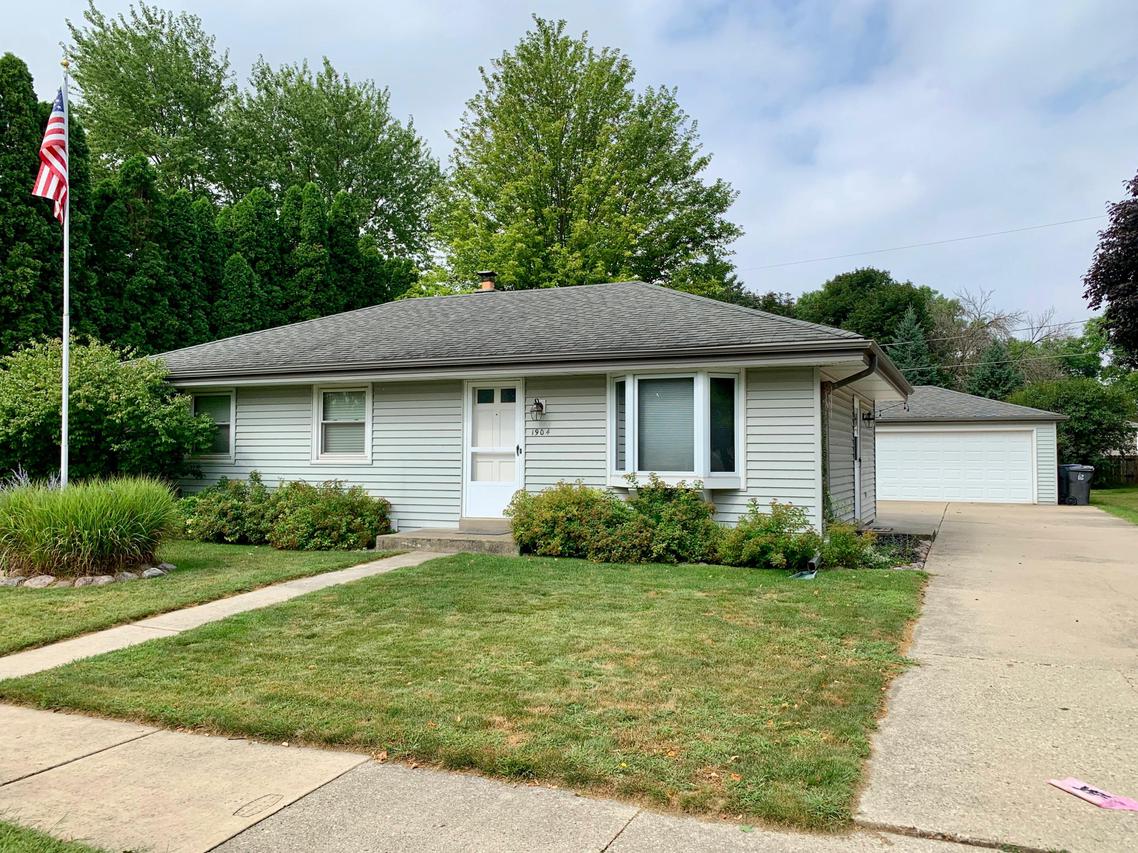 1904 Santa Barbara Dr., Waukesha, WI 53189