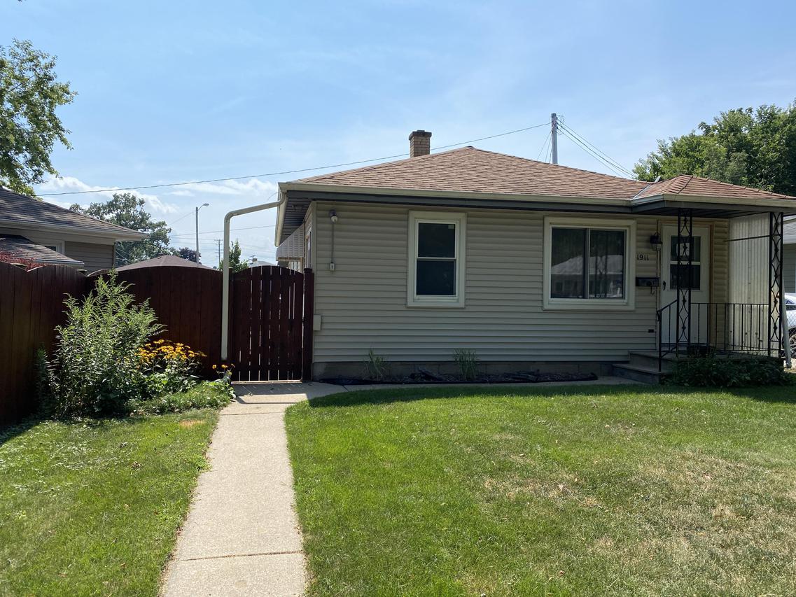 1911 Gillen St, Racine, WI 53403