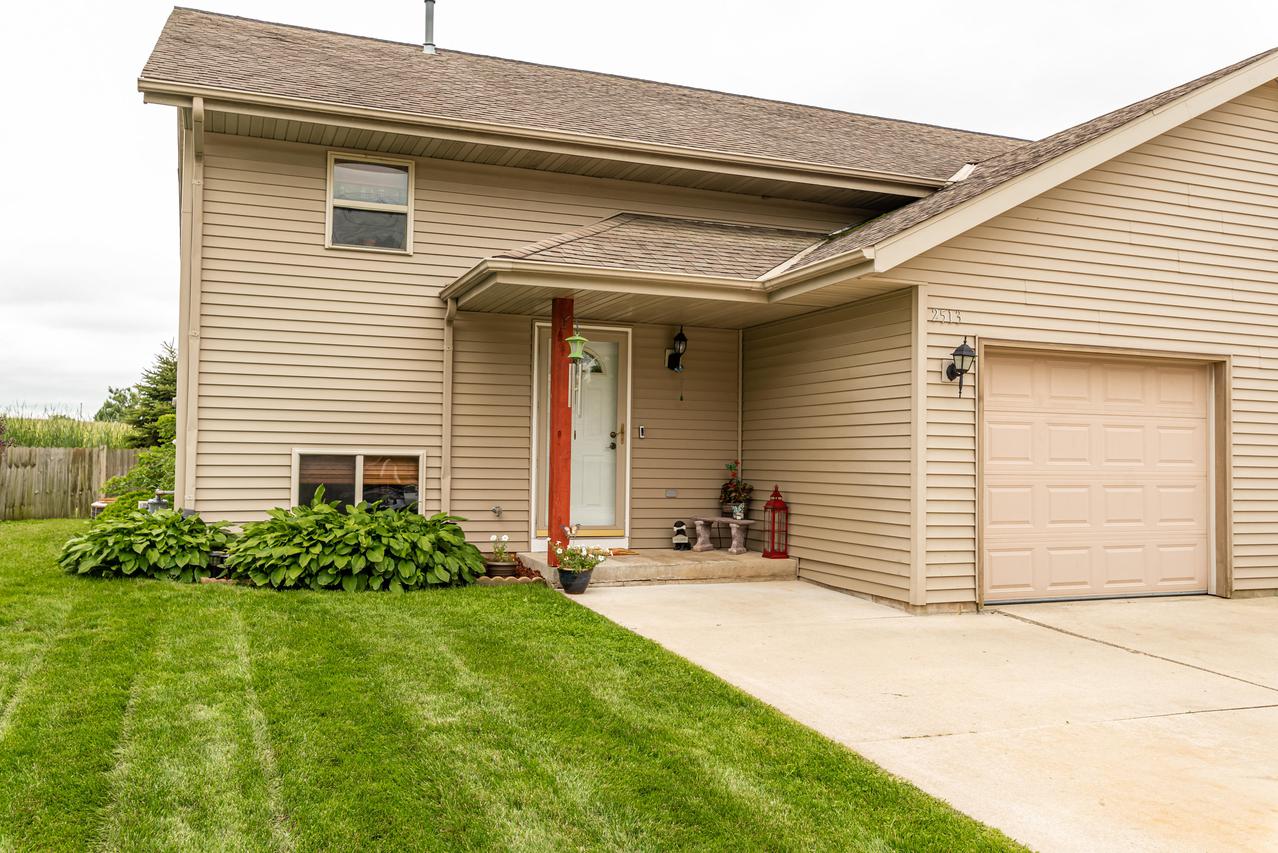 2513 Deerfield Dr, West Bend, WI 53090