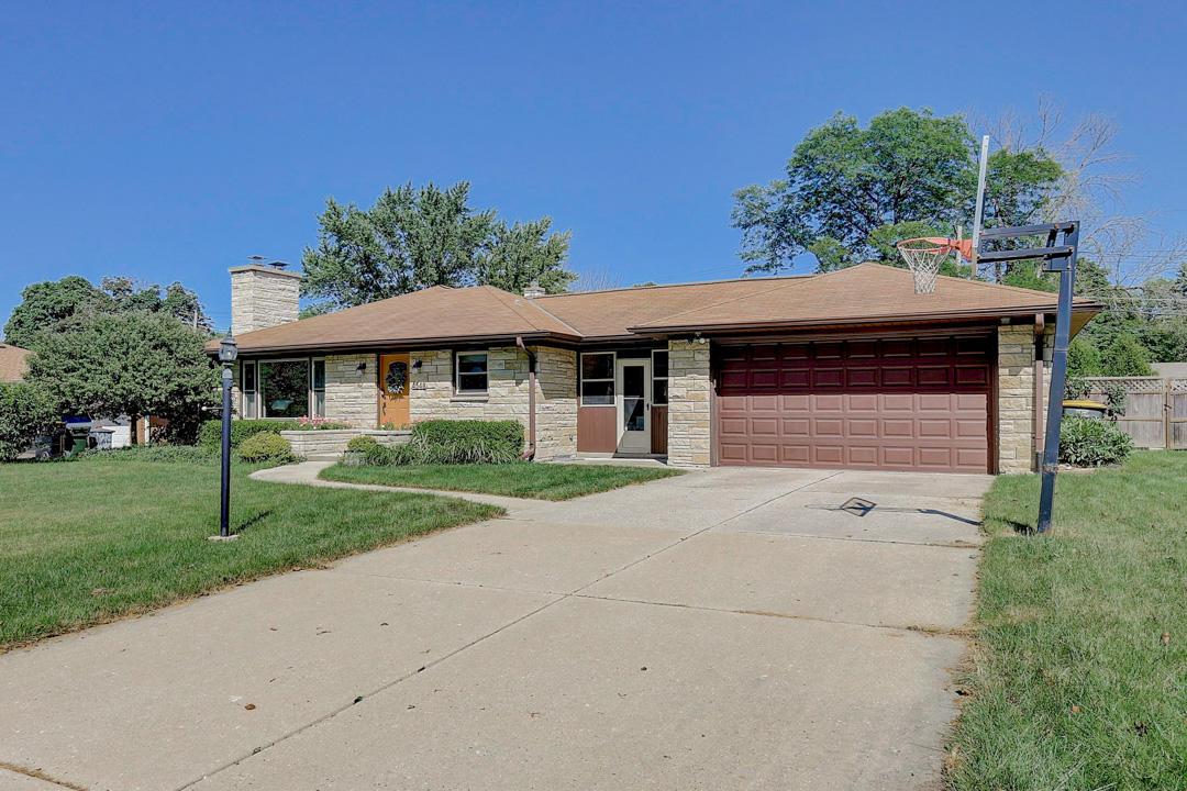 4548 N 108th St, Wauwatosa, WI 53225