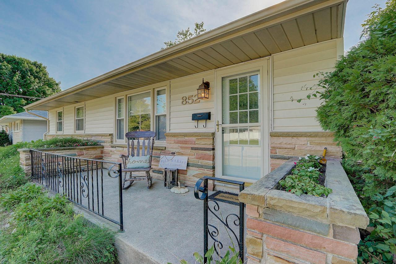 852 Meadowbrook Dr., West Bend, WI 53090