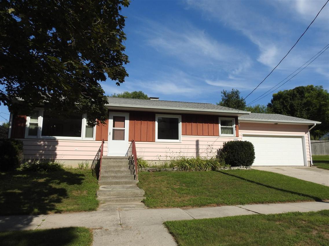 1703 S 15th St., Manitowoc, WI 54220