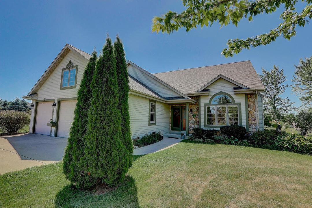 S73W33155 Sandie Ln., Mukwonago, WI 53149