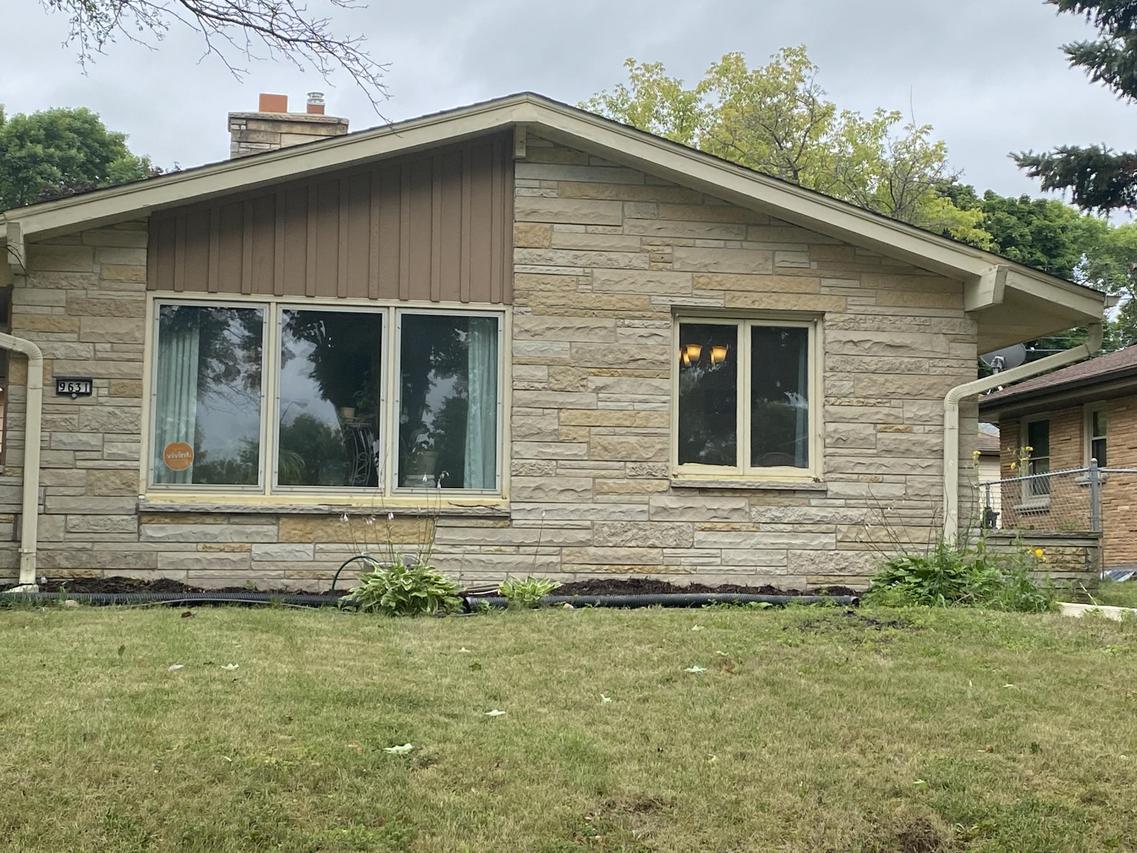 9631 W Grantosa Dr, Wauwatosa, WI 53222