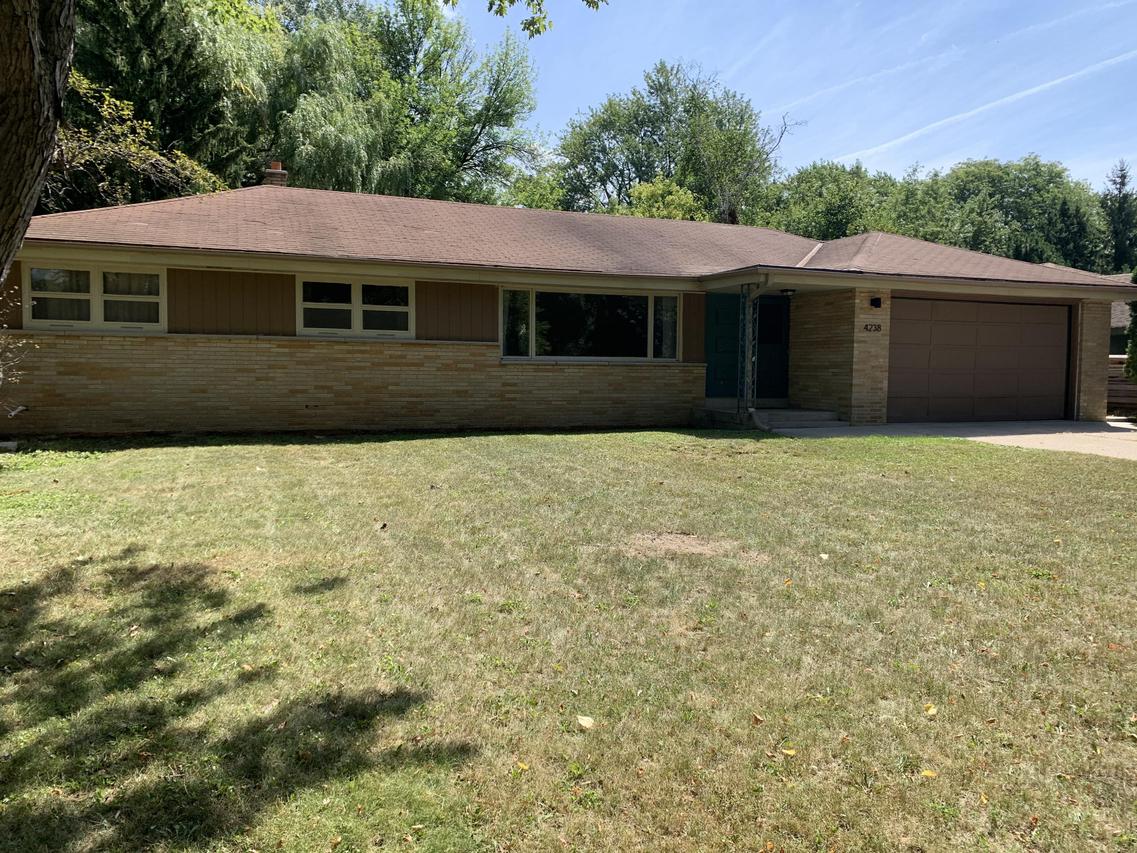 4238 N 95th St, Wauwatosa, WI 53222